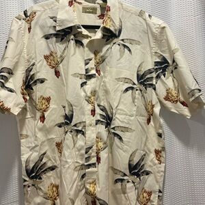 XL Men’s Hawaiian print shirt.